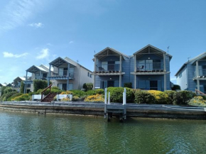 Captains Cove Resort - Waterfront Apartments